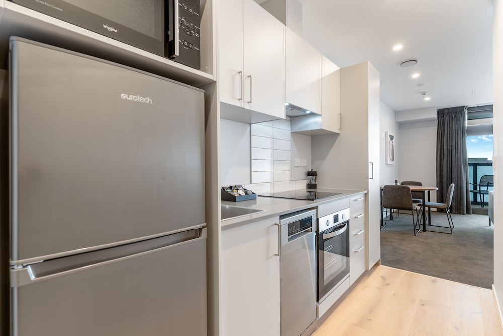 Deluxe Apartment, 1 Bedroom, Kitchen (Top Floor, Non-Motorway Facing) - Photo 5