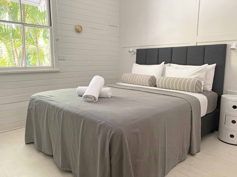 Queen Room, Shared Bathroom, 2 Night Min. Stay
