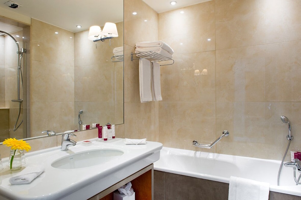 Deluxe Lake Terrace Room - with spa access on reservation