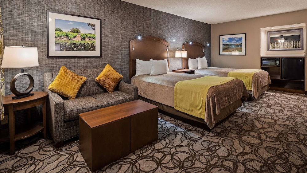 Family Suite, Multiple Beds, Non Smoking, Refrigerator & Microwave - Photo 2