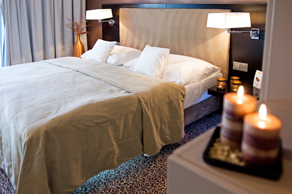 Deluxe Suite, 1 Queen Bed - Photo 2