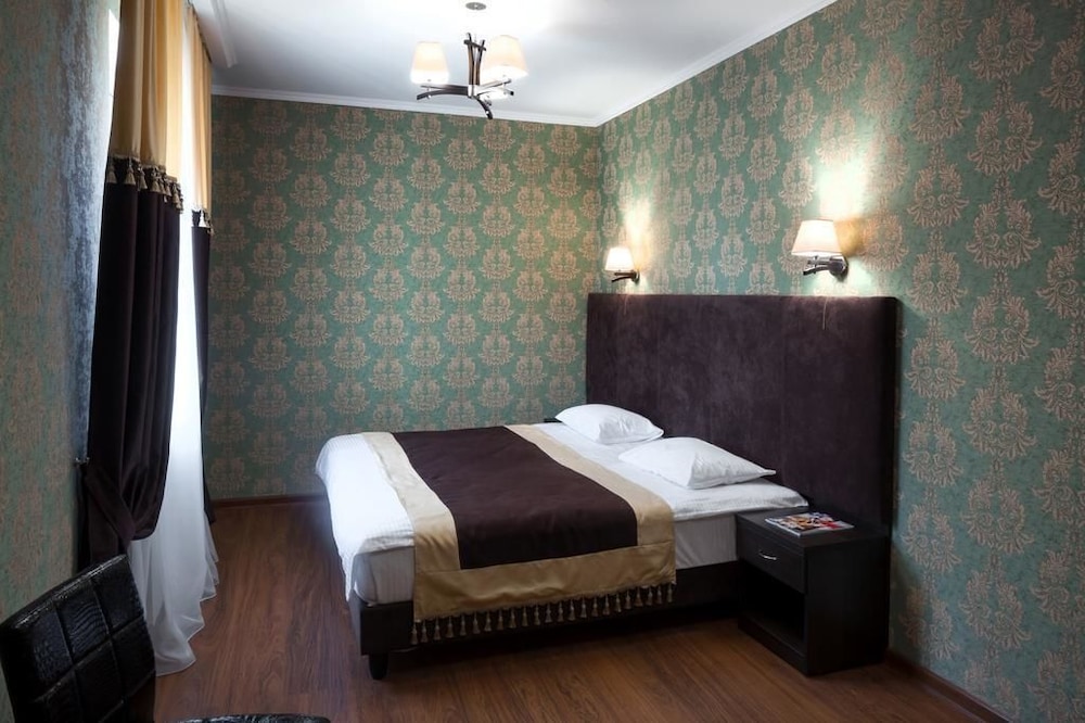 Suite, 1 King Bed with Sofa bed photo 1