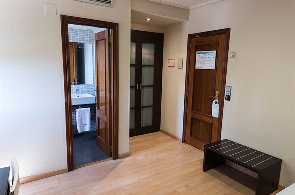 Double or Twin Room - Photo 2