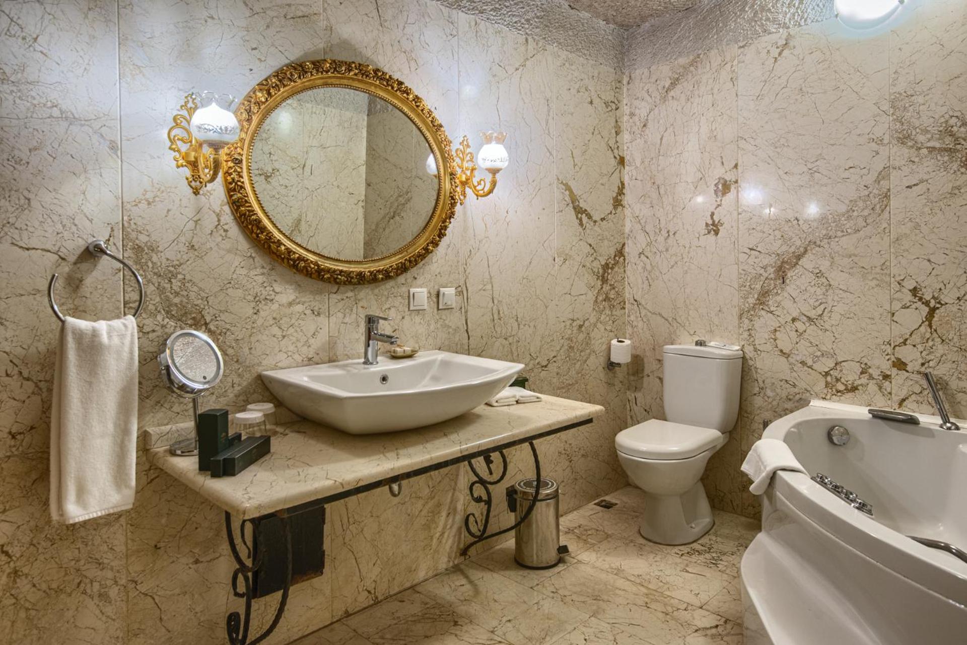 Deluxe Double or Twin Room - Photo 10
