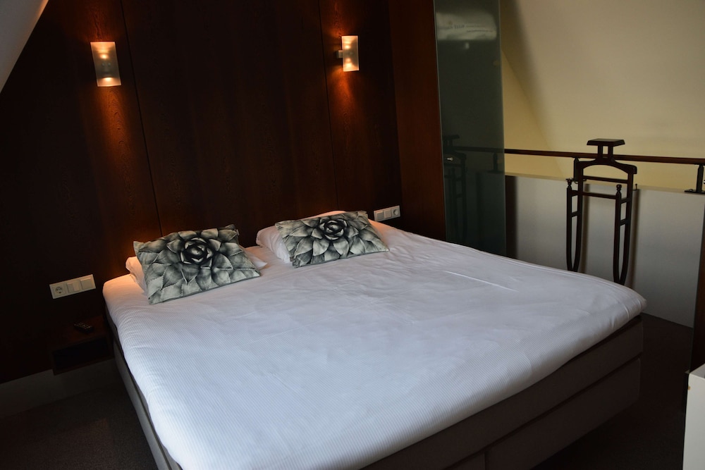 Suite, 1 King Bed, Balcony - Photo 3