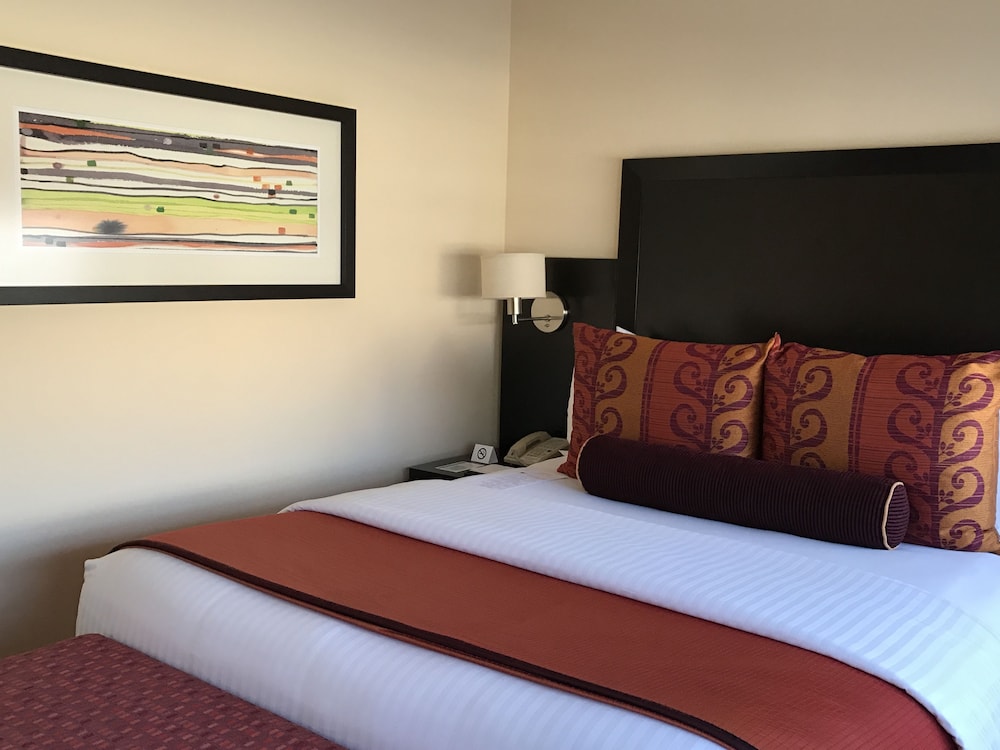 Junior Suite, 1 Queen Bed - Photo 2