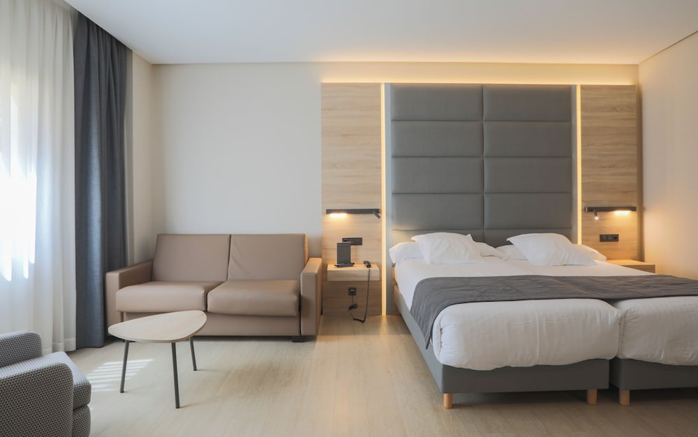 Room (Quintuple)