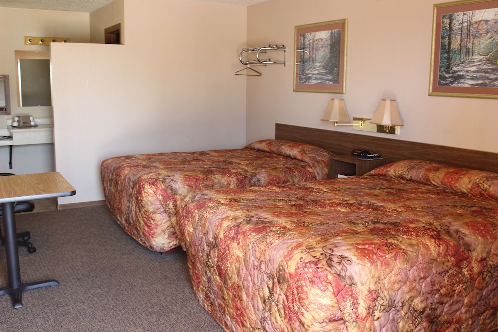 Standard Room, 2 Queen Beds, Non Smoking, Pool View photo 2