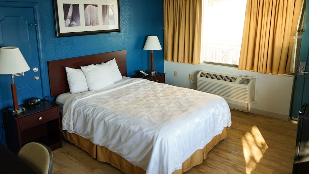 Classic Room, 1 Queen Bed, Accessible, Courtyard View (Wheelchair Accessible) photo 2