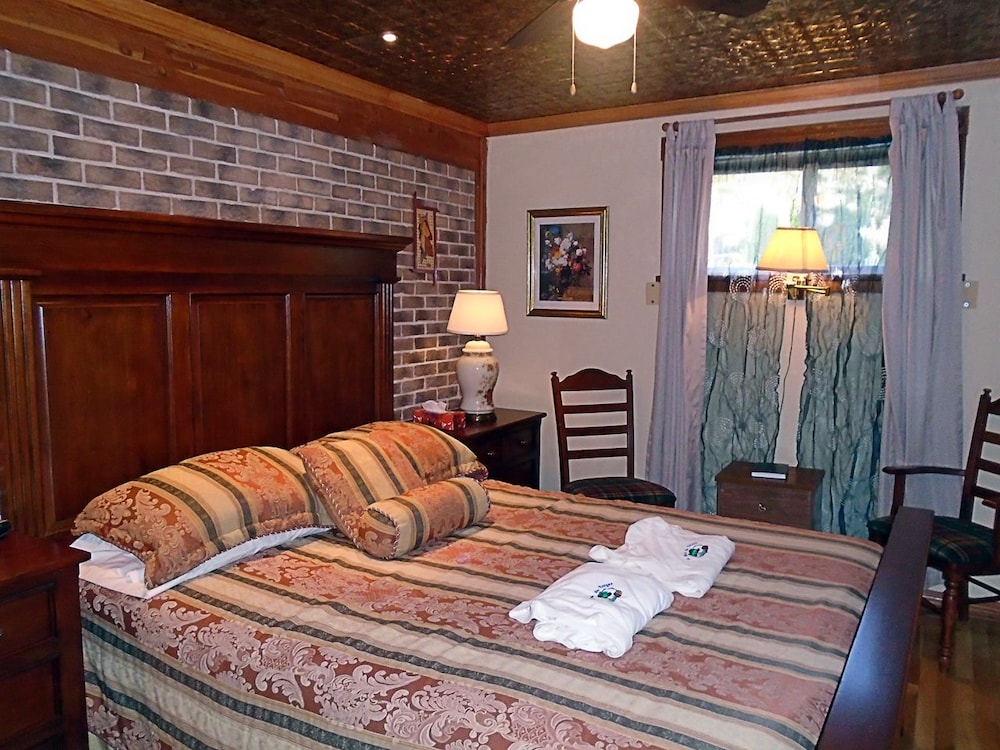 Room, 1 Queen Bed, Shared Bathroom (Charmeuse) photo 1