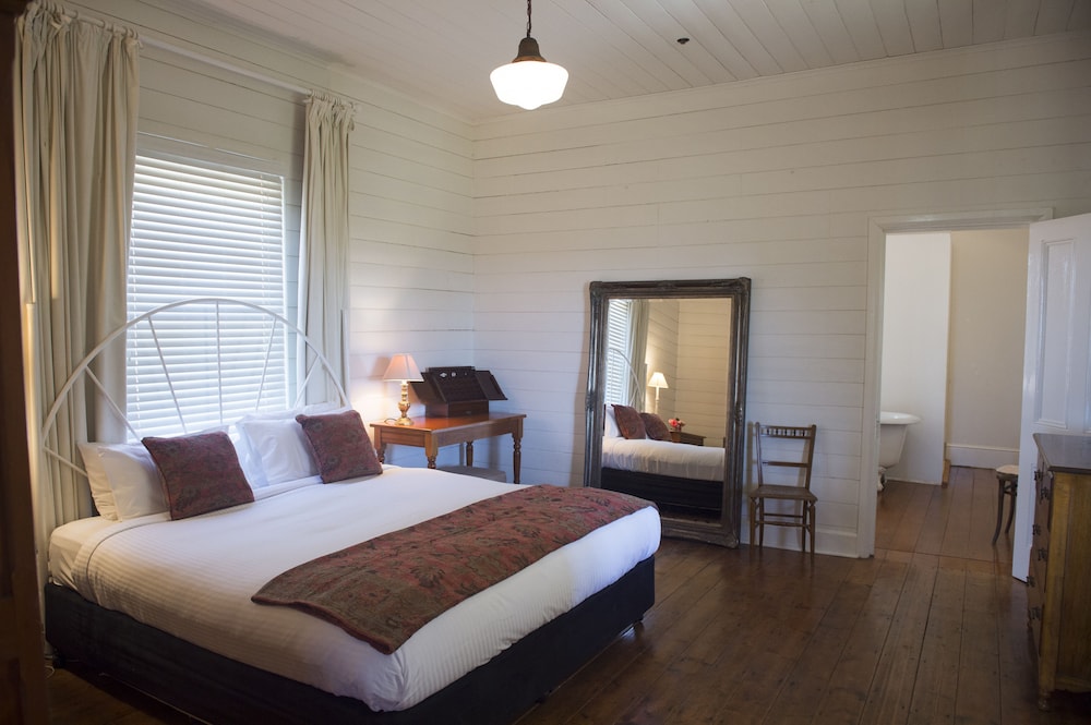 Comfort Suite, 1 King Bed, Refrigerator & Microwave, Hill View photo 2