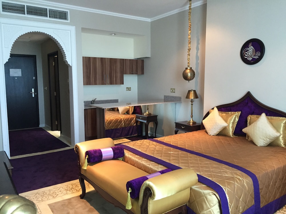 Deluxe Room, 1 King Bed (Corniche View)