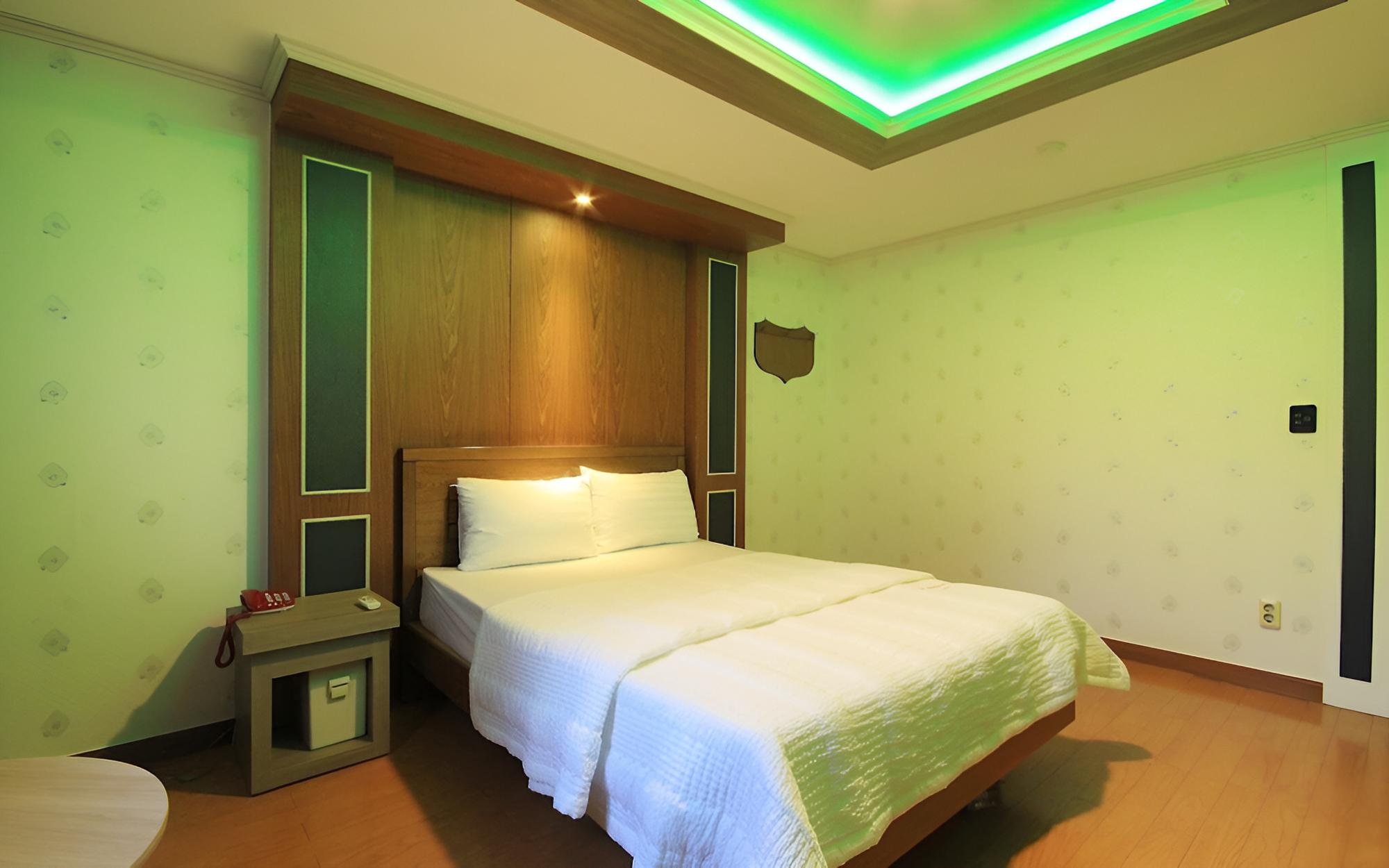 Room (Standard Room) - Photo 8