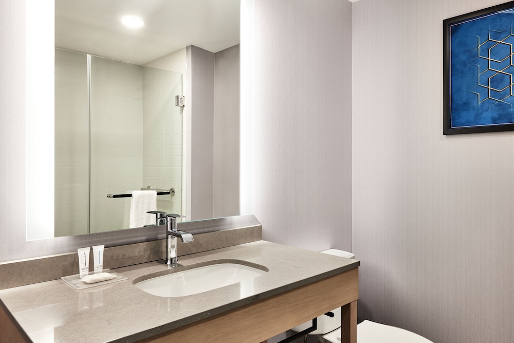 Room, 2 Queen Beds, Accessible, Bathtub - Photo 4
