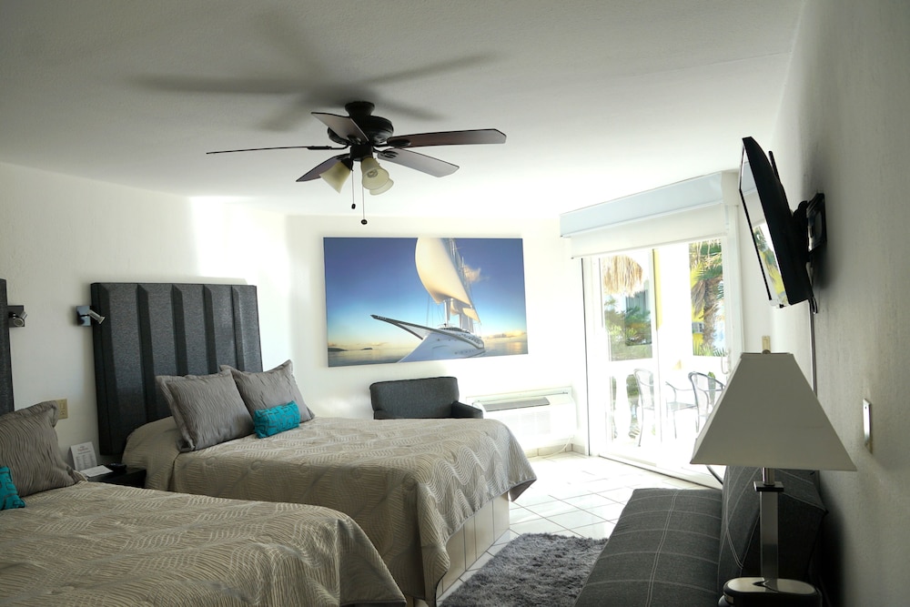 Deluxe Room, Multiple Beds, Balcony, Partial Ocean View photo 2
