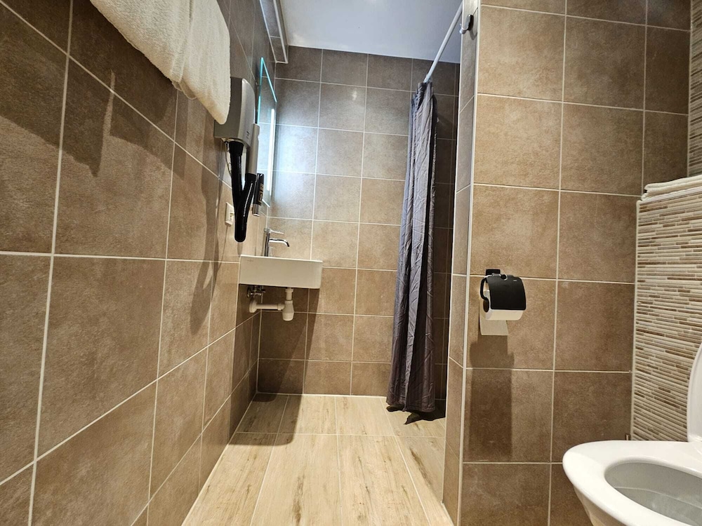 Comfort Room thumbnail 5