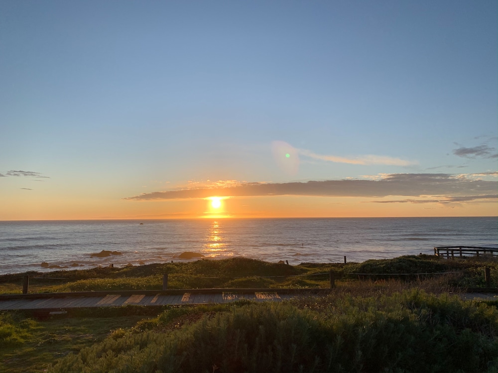Single Room, 1 King Bed, Ocean View - Photo 6