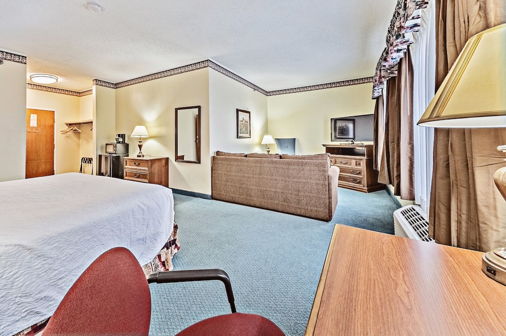 Single King Double Queen Family Suite - Photo 2