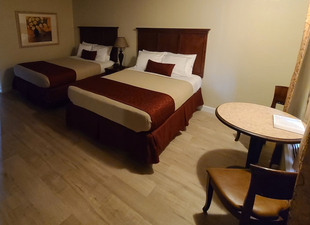 Superior Room, Non Smoking (2 Queens and Sofabed) photo 1