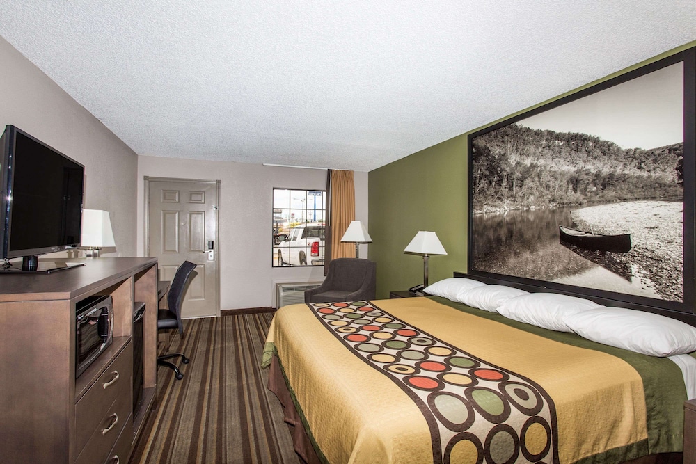 Double Room, 1 King Bed, Accessible - Photo 1