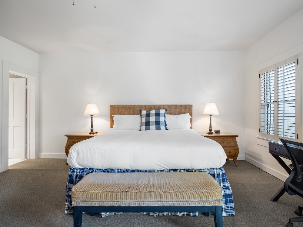 Signature Single Room, 1 King Bed, Lanai, Garden Area - Photo 7