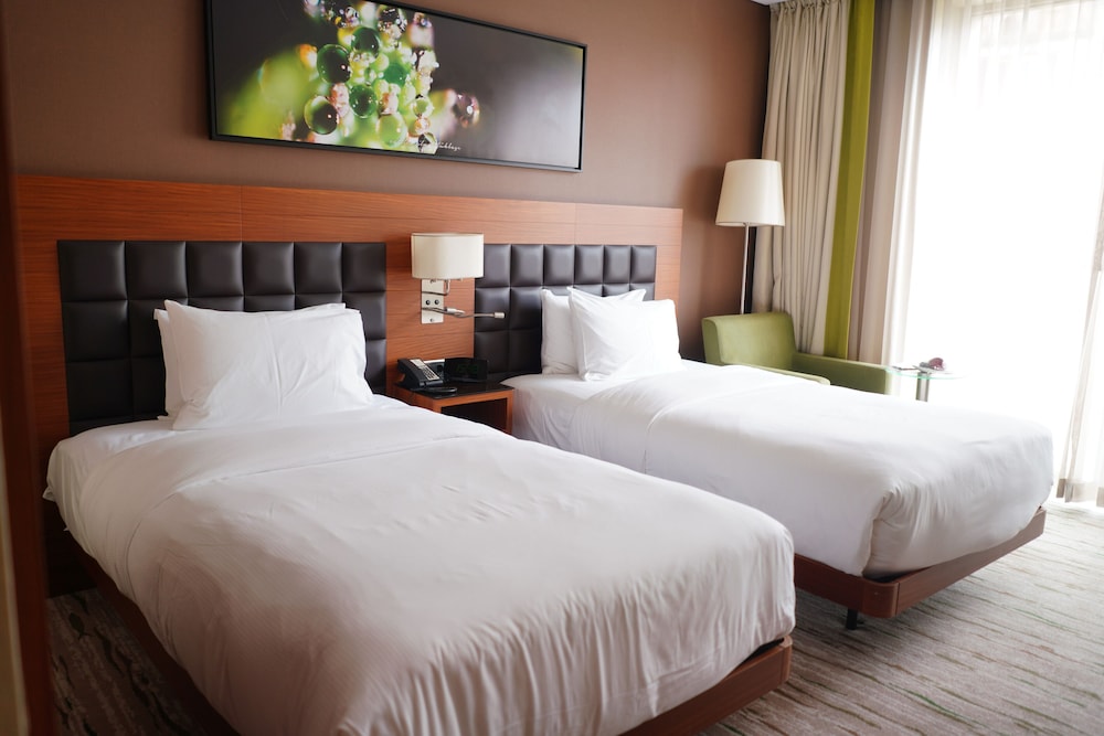 Family Room, 1 King Bed (Connecting Rooms) thumbnail 6
