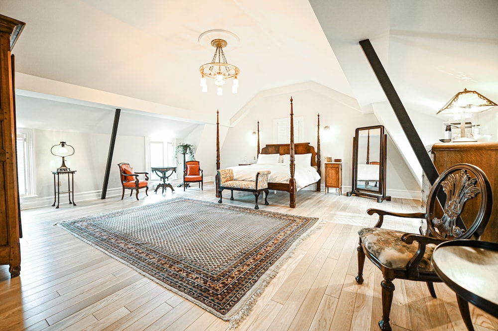 Signature Studio Suite, 1 King Bed, Annex Building photo 2