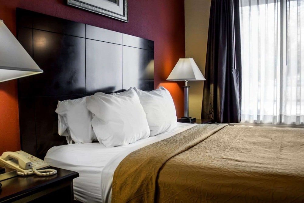 Standard Room, 1 Queen Bed, Non Smoking - Photo 8