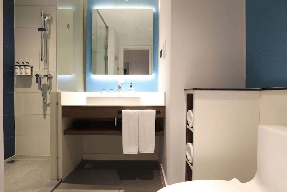 Standard Room, 1 King Bed (Extra Space Minifridge) - Photo 3
