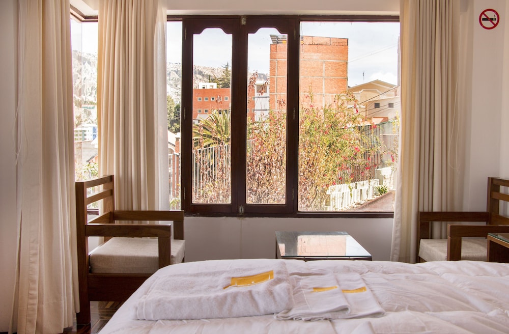 Deluxe Suite, 1 King Bed, City View, Mountainside photo 3