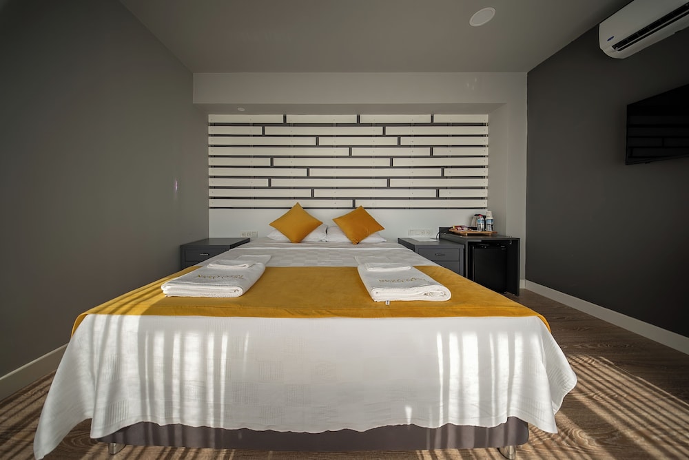 Standard Double Room, Partial Sea View