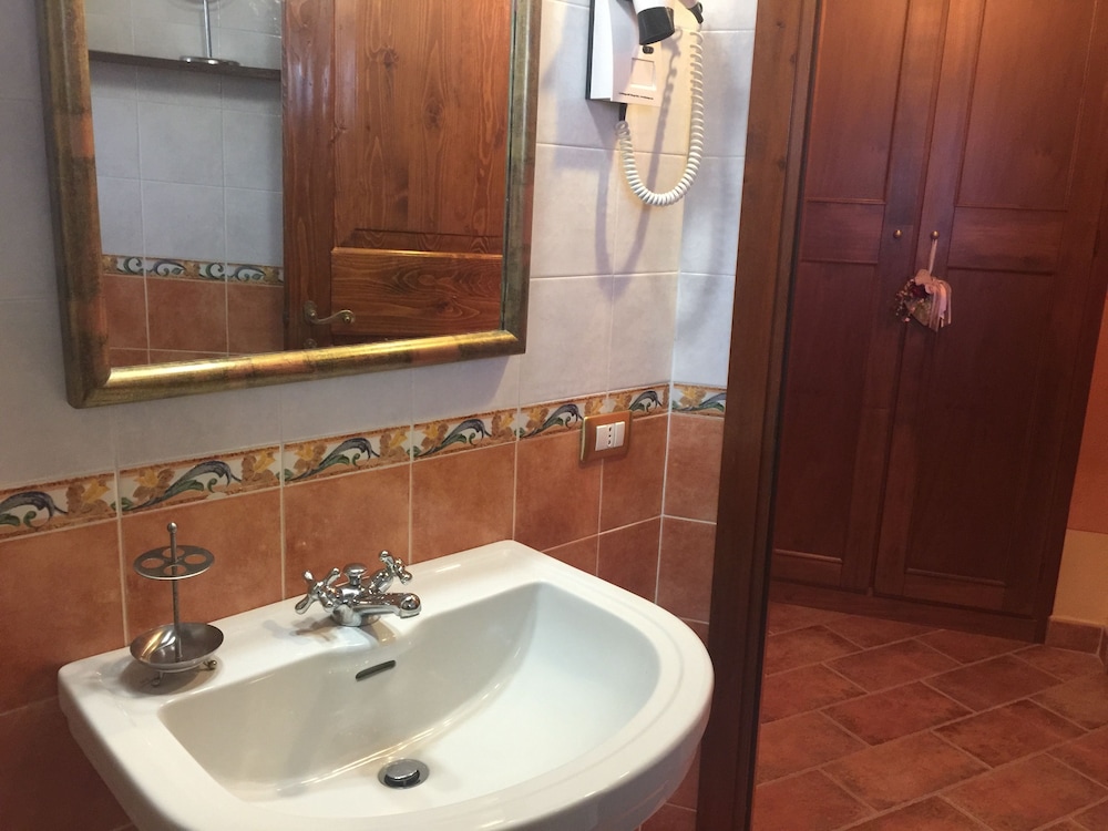 Classic Double Room, 1 Queen Bed, Non Smoking, Pool View photo 2