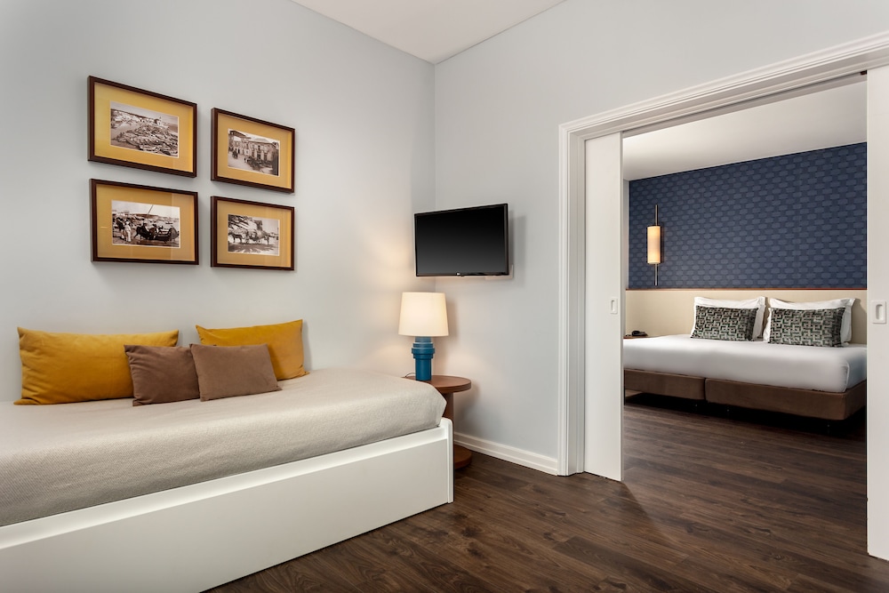 Family Room, City View photo 2