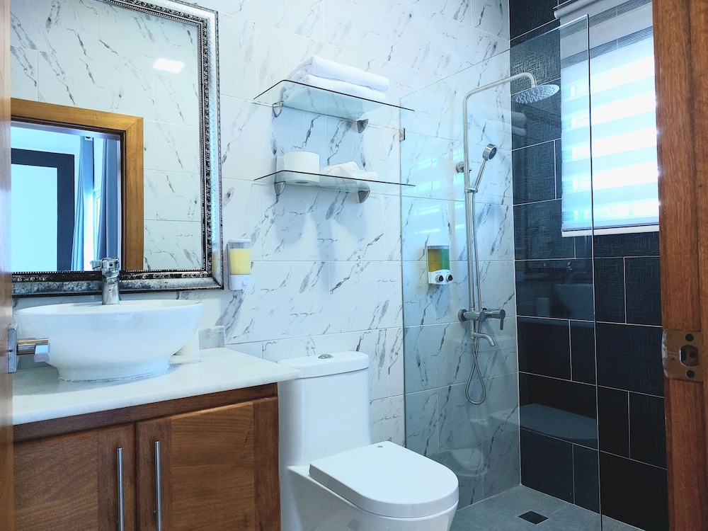 Premium Double Room, 1 King Bed, Pool View photo 2