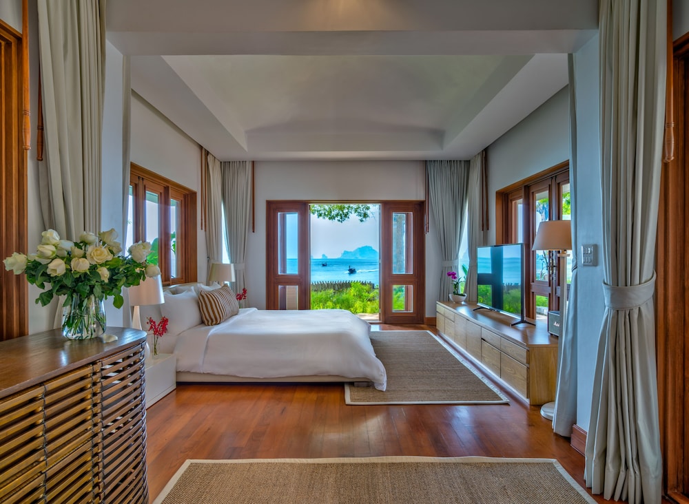 Villa Macaque - Oceanfront Master Suite photo 1