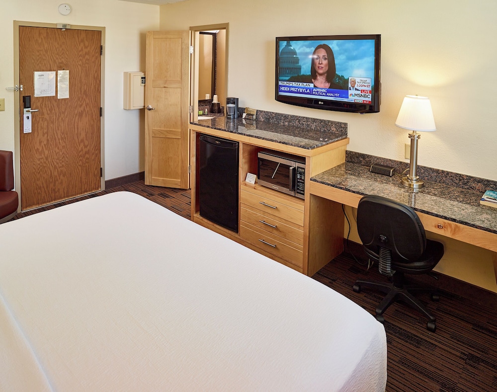 Economy Room, 1 King Bed, Non Smoking - Photo 1