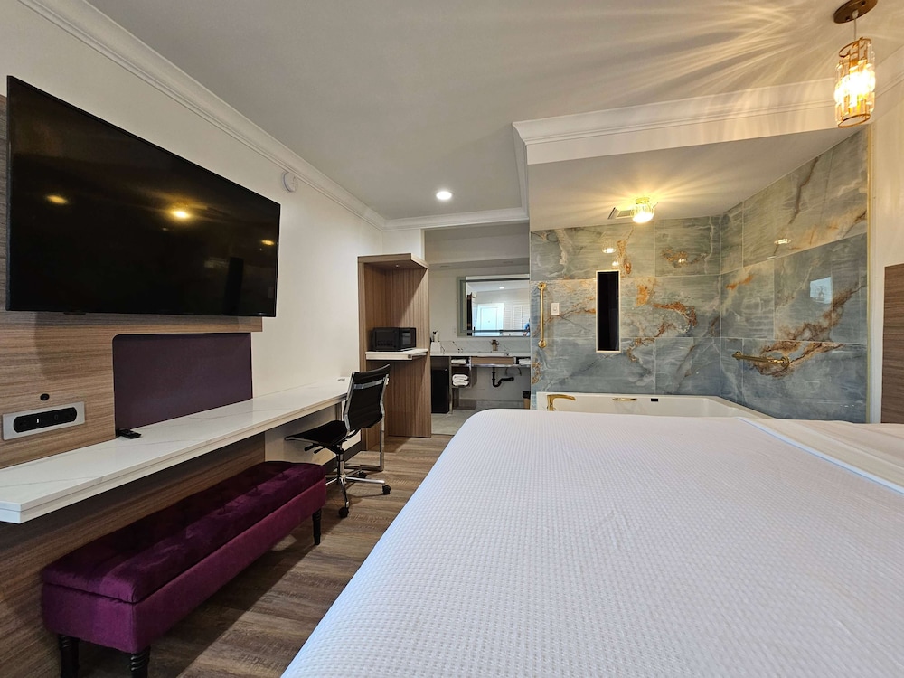 Suite, 1 King Bed, Non Smoking - Photo 3