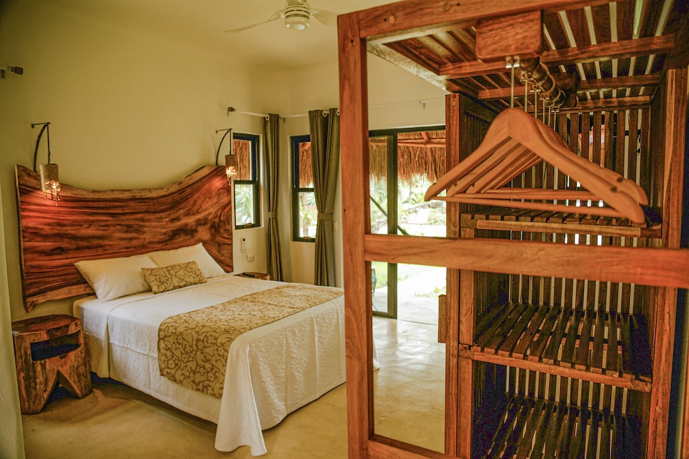 Deluxe Room, 1 Queen Bed, Private Bathroom - Photo 6