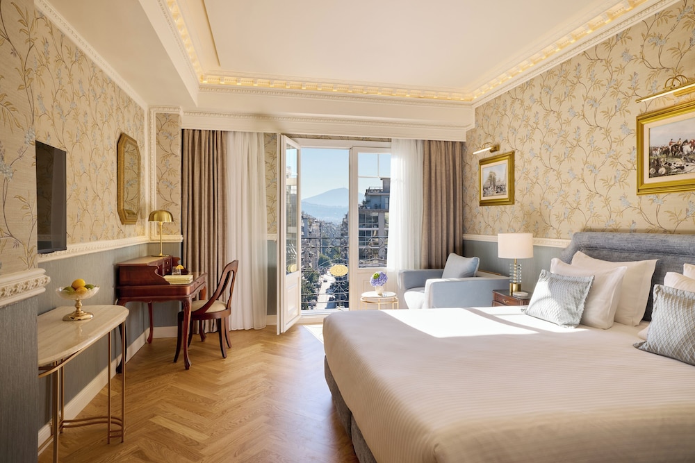 Deluxe Double with King Bed and Ladadika View