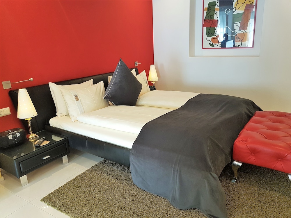 Exclusive Suite, 1 King Bed with Sofa bed, Kitchenette - Photo 6