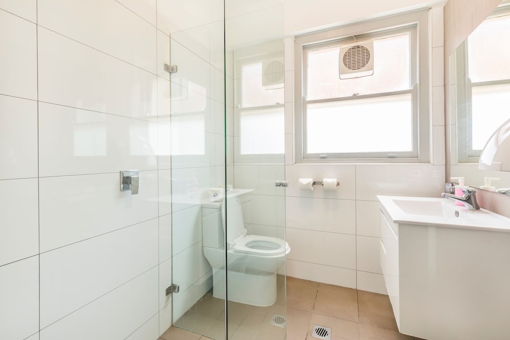 Heritage Family Room Shared Bathroom thumbnail 5