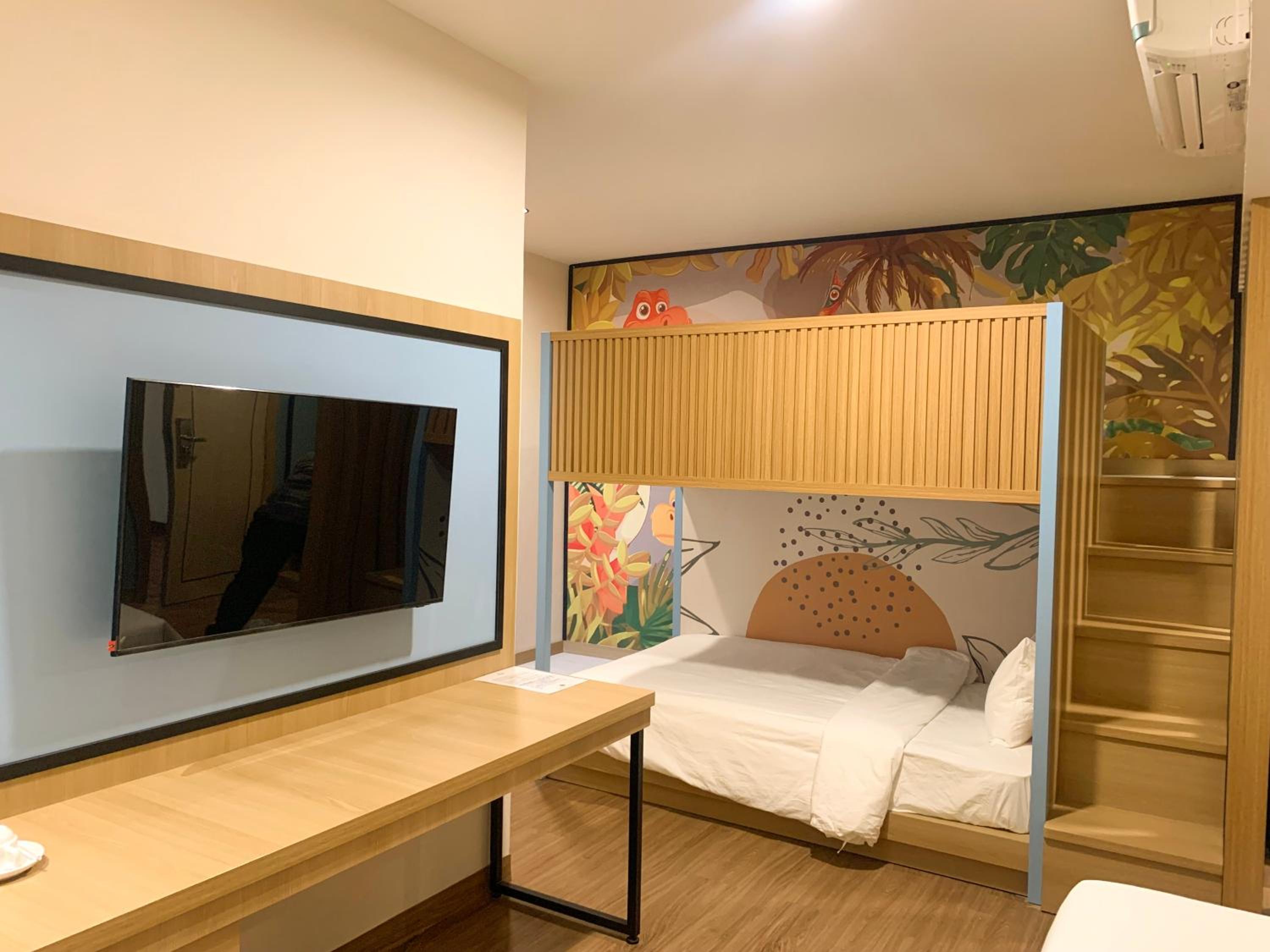 Happy Day Family with Bunk Bed photo 3