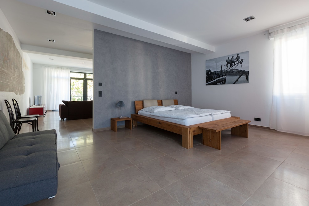 Suite, River View - Photo 3