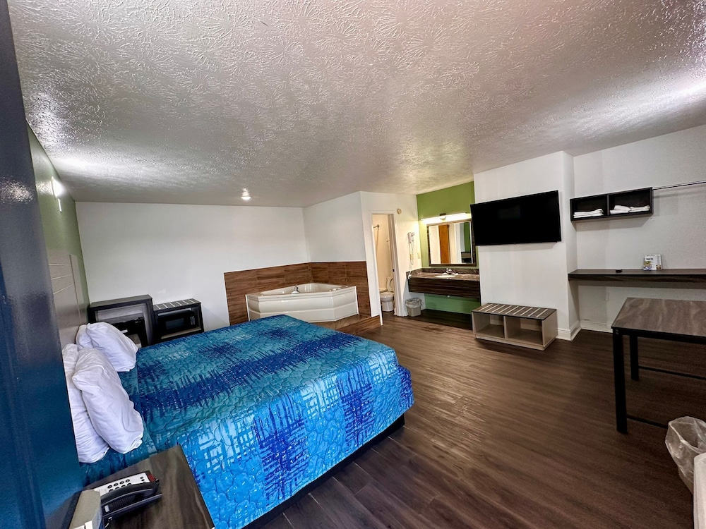 Deluxe Room, 1 King Bed, Hot Tub