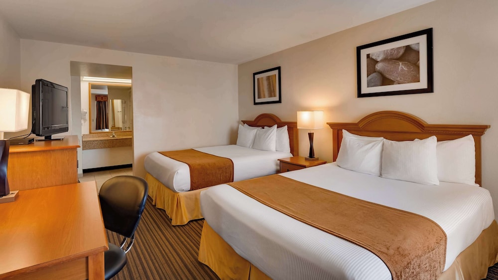 Standard Room, 2 Queen Beds, Non Smoking, Refrigerator & Microwave photo 3