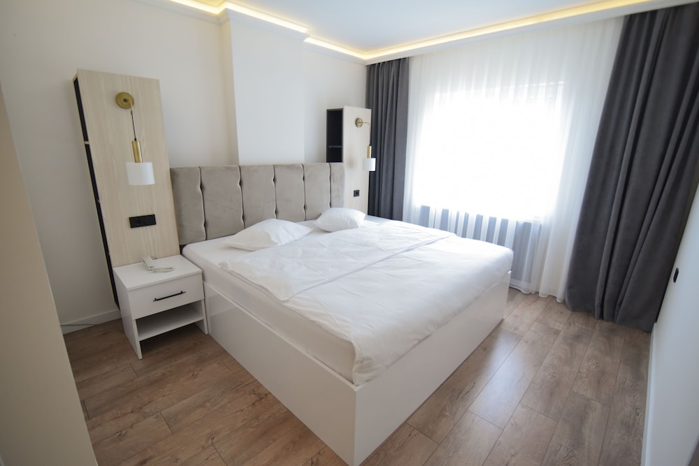 Basic Suite, 1 Queen Bed with Sofa bed, Mountain View photo 1