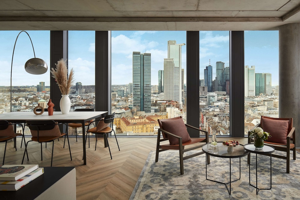 Executive Suite (Skyline View) thumbnail 6