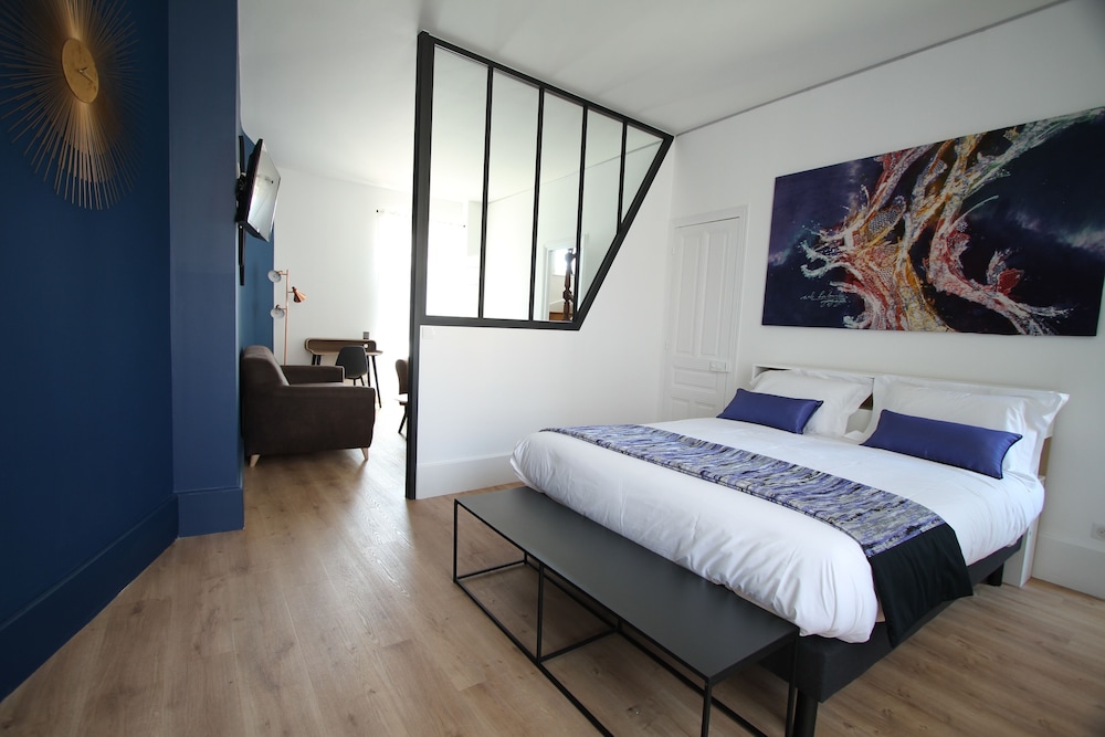 Deluxe Suite, Non Smoking (Cobalt)
