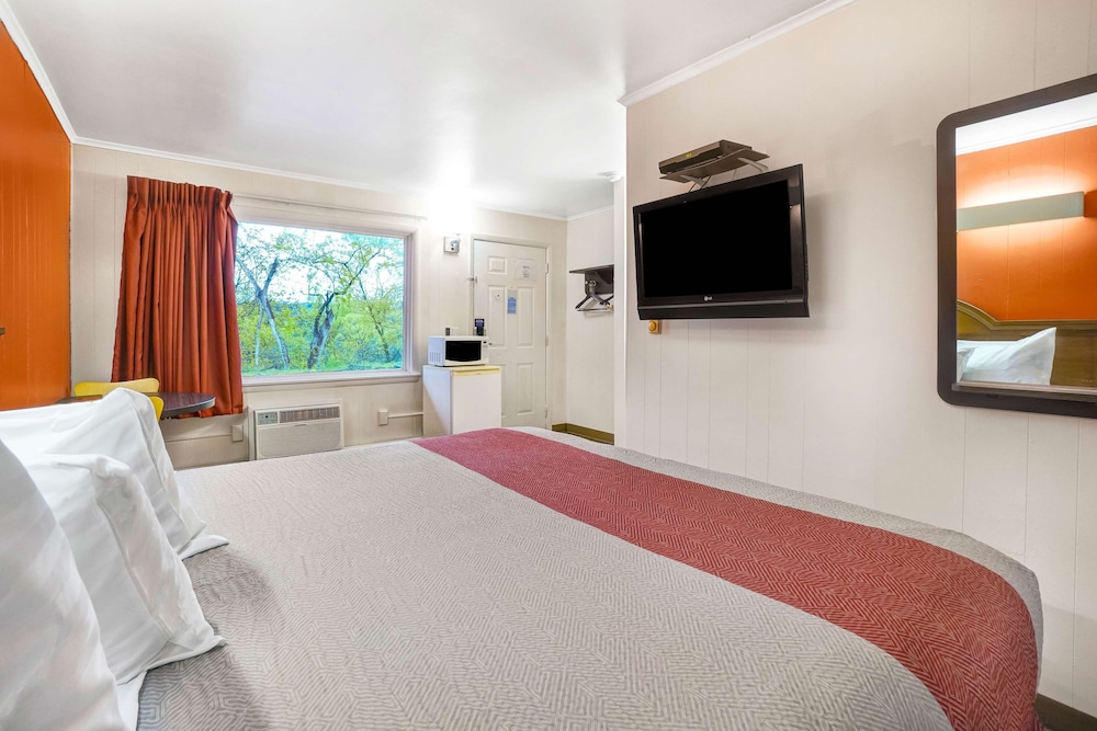 Standard Room, 1 King Bed, Smoking, Refrigerator & Microwave photo 1