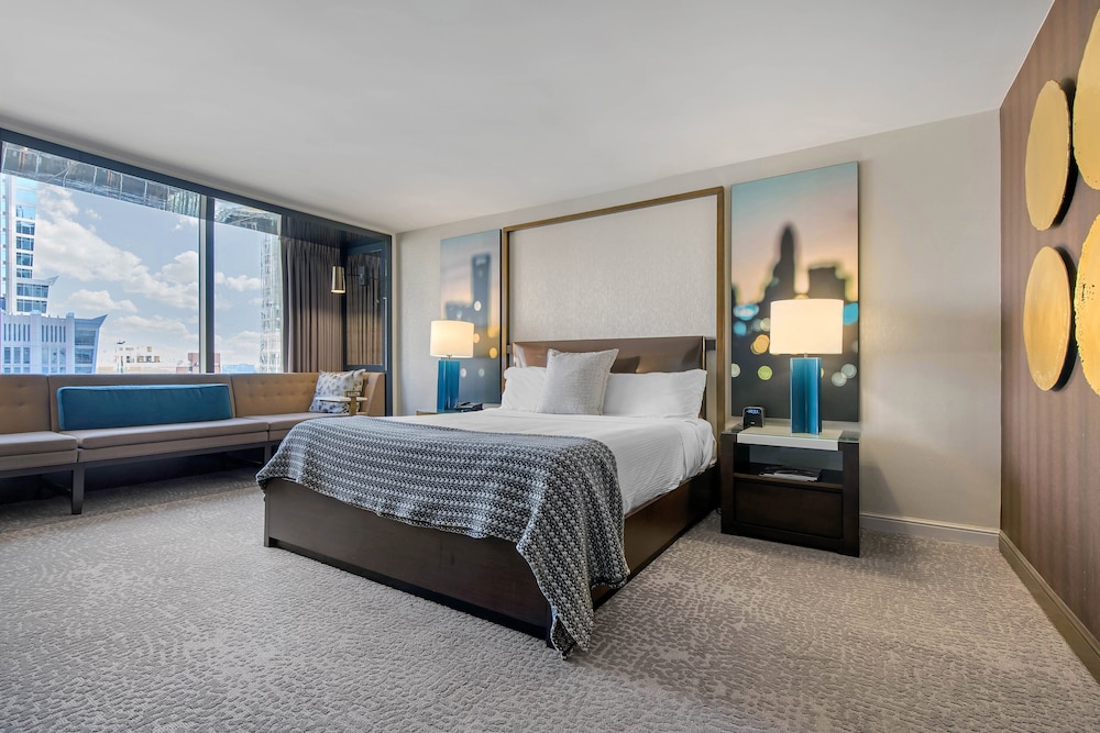 Premier Room, 1 King Bed - Photo 3